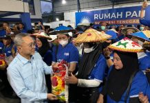 Zulkifli Hasan Resmikan Rumah PAN Sultra, Hingga Bagi Beras ke Warga