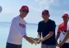 Momen Hangat Yusran Akbar dan Haliana Lepas Penyu di Wakatobi